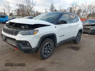 2024 Jeep Compass Trailhawk с VIN 3C4NJDDN7RT131393, выставлен на аукционе IAAI как лот 41217550 с пробегом 8 215 миль миль и . История ставок и продаж доступна на DreamBid. Изображение 2.