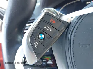 2023 BMW X4 M z VIN 5YM23EC0XP9P23425, wystawiony jako IAAI lot #41147096 z przebiegiem 22 958 mil mil oraz . Historia ofert i sprzedaży dostępna na DreamBid. Obrazek 11.