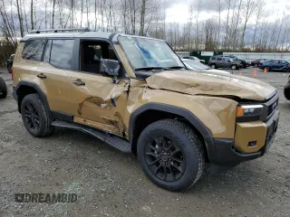 2024 Toyota Land Cruiser z VIN JTEABFAJ8RK010961, wystawiony jako Copart lot #45733885 z przebiegiem 3 013 mil mil oraz Szkoda całkowita • Salvage title. Historia ofert i sprzedaży dostępna na DreamBid. Obrazek 4.