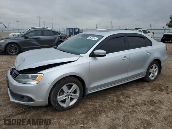 2012 Volkswagen Jetta TDI w/Premium & Nav z VIN 3VWLL7AJ8CM365576, wystawiony jako Copart lot #56728245 z przebiegiem 102 088 mil mil oraz Szkoda całkowita • Salvage title. Historia ofert i sprzedaży dostępna na DreamBid. Obrazek 1.