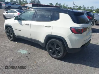 2019 Jeep Compass Latitude z VIN 3C4NJCBB7KT743456, wystawiony jako IAAI lot #41230833 z przebiegiem 125 340 mil mil oraz . Historia ofert i sprzedaży dostępna na DreamBid. Obrazek 3.