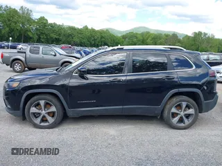 2019 Jeep Cherokee Limited z VIN 1C4PJLDNXKD128289, wystawiony jako IAAI lot #42335271 z przebiegiem 77 523 mil mil oraz . Historia ofert i sprzedaży dostępna na DreamBid. Obrazek 14.