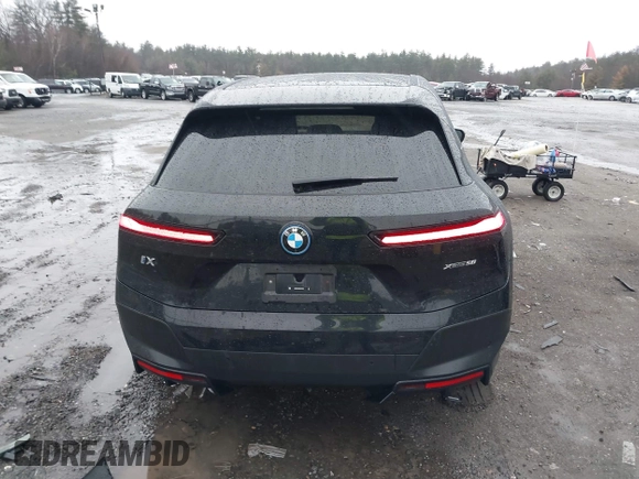 2024 BMW iX xDrive50 z VIN WB523CF00RCN76736, wystawiony jako IAAI lot #41162938 z przebiegiem 21 575 mil mil oraz . Historia ofert i sprzedaży dostępna na DreamBid. Obrazek 16.