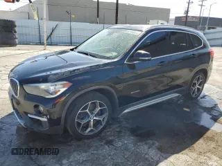 2017 BMW X1 sDrive28i z VIN WBXHU7C34HP924632, wystawiony jako Copart lot #56169005 z przebiegiem 203 811 mil mil oraz Czysty tytuł • Clean title. Historia ofert i sprzedaży dostępna na DreamBid. Obrazek 1.