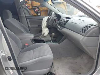 2005 Toyota Camry STD z VIN 4T1BE32K95U610596, wystawiony jako IAAI lot #41908876 z przebiegiem 249 640 mil mil oraz . Historia ofert i sprzedaży dostępna na DreamBid. Obrazek 5.