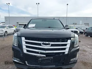 2017 Cadillac Escalade Luxury z VIN 1GYS4BKJ0HR271477, wystawiony jako IAAI lot #42278219 z przebiegiem Nie podano mil oraz . Historia ofert i sprzedaży dostępna na DreamBid. Obrazek 6.