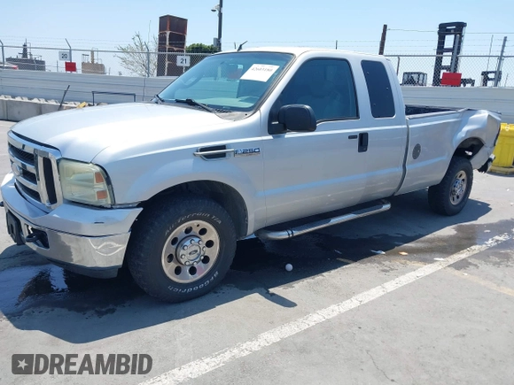 2005 Ford F-250 XL z VIN 1FTSX20555EC81170, wystawiony jako IAAI lot #42603180 z przebiegiem 111 720 mil mil oraz . Historia ofert i sprzedaży dostępna na DreamBid. Obrazek 17.