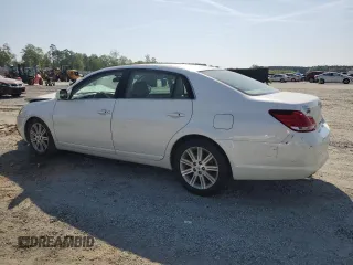 2007 Toyota Avalon XL z VIN 4T1BK36BX7U237820, wystawiony jako Copart lot #53845505 z przebiegiem 120 698 mil mil oraz Szkody całkowita. Historia ofert i sprzedaży dostępna na DreamBid. Obrazek 2.
