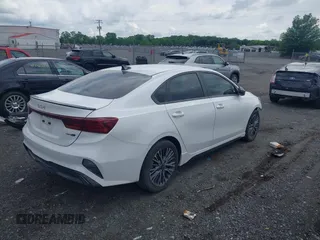2023 Kia Forte GT-Line z VIN 3KPF54ADXPE621767, wystawiony jako IAAI lot #41991079 z przebiegiem 27 124 mil mil oraz . Historia ofert i sprzedaży dostępna na DreamBid. Obrazek 4.