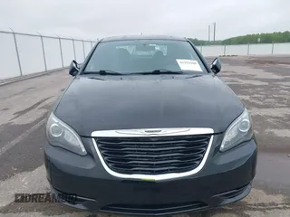 2014 Chrysler 200 Touring z VIN 1C3CCBBB6EN112119, wystawiony jako IAAI lot #42152165 z przebiegiem 145 681 mil mil oraz . Historia ofert i sprzedaży dostępna na DreamBid. Obrazek 6.