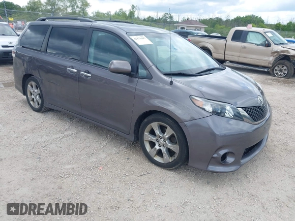 2013 Toyota Sienna SE с VIN 5TDXK3DC4DS362835, выставлен на аукционе IAAI как лот 42471442 с пробегом 122 990 миль миль и . История ставок и продаж доступна на DreamBid. Изображение 1.