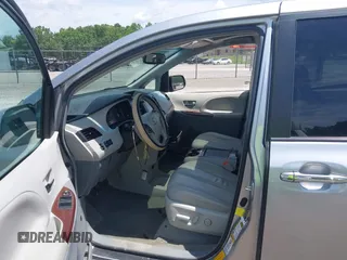 2012 Toyota Sienna XLE z VIN 5TDDK3DCXCS032053, wystawiony jako IAAI lot #42423082 z przebiegiem 338 112 mil mil oraz . Historia ofert i sprzedaży dostępna na DreamBid. Obrazek 5.