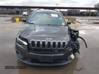 2019 Jeep Cherokee Latitude Plus z VIN 1C4PJLLX1KD241874, wystawiony jako IAAI lot #41313447 z przebiegiem 108 649 mil mil oraz . Historia ofert i sprzedaży dostępna na DreamBid. Obrazek 12.