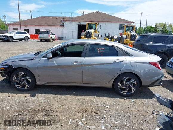 2024 Hyundai Elantra SEL z VIN KMHLS4DG3RU836490, wystawiony jako IAAI lot #42309437 z przebiegiem 7 679 mil mil oraz . Historia ofert i sprzedaży dostępna na DreamBid. Obrazek 14.