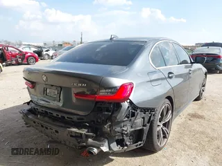 2021 BMW 3 Series 330i z VIN 3MW5R1J03M8B48135, wystawiony jako IAAI lot #41878583 z przebiegiem 33 719 mil mil oraz . Historia ofert i sprzedaży dostępna na DreamBid. Obrazek 4.