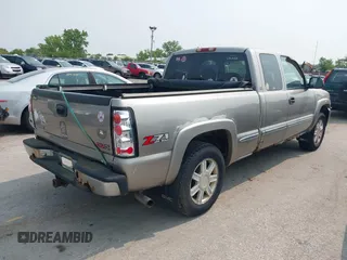 2000 GMC Sierra 1500 SLE z VIN 1GTEK19T3YZ297050, wystawiony jako IAAI lot #42407638 z przebiegiem 201 337 mil mil oraz . Historia ofert i sprzedaży dostępna na DreamBid. Obrazek 4.