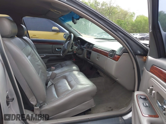 1999 Cadillac DeVille z VIN 1G6KD54Y6XU734741, wystawiony jako IAAI lot #42121114 z przebiegiem 152 829 mil mil oraz . Historia ofert i sprzedaży dostępna na DreamBid. Obrazek 5.