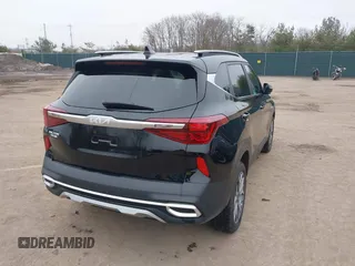 2023 Kia Seltos EX z VIN KNDERCAA9P7468220, wystawiony jako IAAI lot #38660032 z przebiegiem 13 077 mil mil oraz . Historia ofert i sprzedaży dostępna na DreamBid. Obrazek 4.