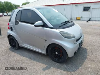 2009 Smart fortwo Pure z VIN WMEEJ31X39K276062, wystawiony jako IAAI lot #42383073 z przebiegiem 108 190 mil mil oraz . Historia ofert i sprzedaży dostępna na DreamBid. Obrazek 1.