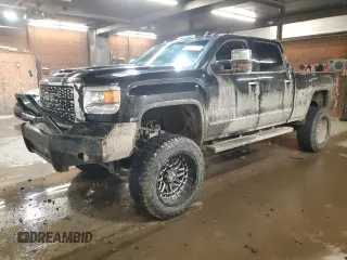 2018 GMC Sierra 2500HD Denali z VIN 1GT12UEY2JF179063, wystawiony jako Copart lot #47257525 z przebiegiem Nie podano mil oraz Szkody całkowita. Historia ofert i sprzedaży dostępna na DreamBid. Obrazek 1.