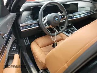 2024 BMW 7 Series 740i z VIN WBA23EH00RCP83346, wystawiony jako Copart lot #74360314 z przebiegiem Nie podano mil oraz Nie do naprawy • Non repairable. Historia ofert i sprzedaży dostępna na DreamBid. Obrazek 8.