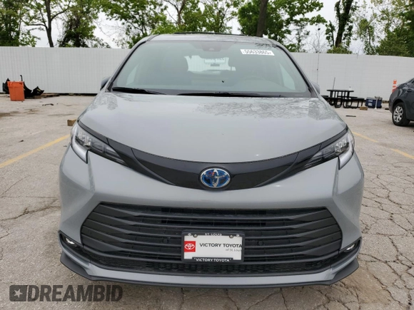 2025 Toyota Sienna XSE z VIN 5TDCSKFC3SS155341, wystawiony jako Copart lot #55633865 z przebiegiem 5 780 mil mil oraz Szkoda całkowita • Salvage title. Historia ofert i sprzedaży dostępna na DreamBid. Obrazek 5.