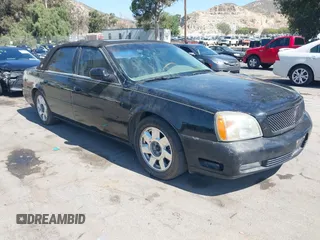2002 Cadillac DeVille DTS z VIN 1G6KF579X2U134554, wystawiony jako IAAI lot #42244304 z przebiegiem 149 141 mil mil oraz . Historia ofert i sprzedaży dostępna na DreamBid. Obrazek 1.