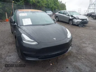 2018 Tesla Model 3 Long Range Battery z VIN 5YJ3E1EB7JF070600, wystawiony jako IAAI lot #42324240 z przebiegiem 68 804 mil mil oraz . Historia ofert i sprzedaży dostępna na DreamBid. Obrazek 6.