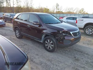 2012 Kia Sorento LX z VIN 5XYKT3A15CG203294, wystawiony jako IAAI lot #41339207 z przebiegiem 122 141 mil mil oraz . Historia ofert i sprzedaży dostępna na DreamBid. Obrazek 1.