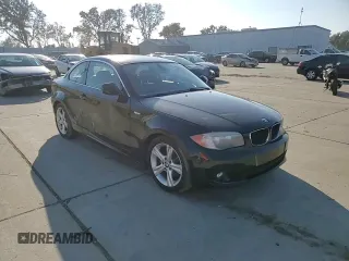2013 BMW 1 Series 128i z VIN WBAUP9C5XDVS95834, wystawiony jako Copart lot #83249614 z przebiegiem Nie podano mil oraz Szkoda całkowita • Salvage title. Historia ofert i sprzedaży dostępna na DreamBid. Obrazek 10.