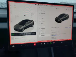 2024 Tesla Model 3 z VIN 5YJ3E1EA5RF748960, wystawiony jako Copart lot #83690834 z przebiegiem 2111 mil mil oraz Szkody całkowita. Historia ofert i sprzedaży dostępna na DreamBid. Obrazek 9.