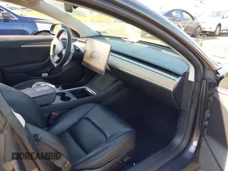 2022 Tesla Model 3 Long Range z VIN 5YJ3E1EB2NF183893, wystawiony jako IAAI lot #42130396 z przebiegiem 25 552 mil mil oraz . Historia ofert i sprzedaży dostępna na DreamBid. Obrazek 5.