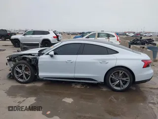 2024 Audi e-tron GT Premium Plus z VIN WAUFJBFW1R7000993, wystawiony jako IAAI lot #41483337 z przebiegiem 9 779 mil mil oraz . Historia ofert i sprzedaży dostępna na DreamBid. Obrazek 15.
