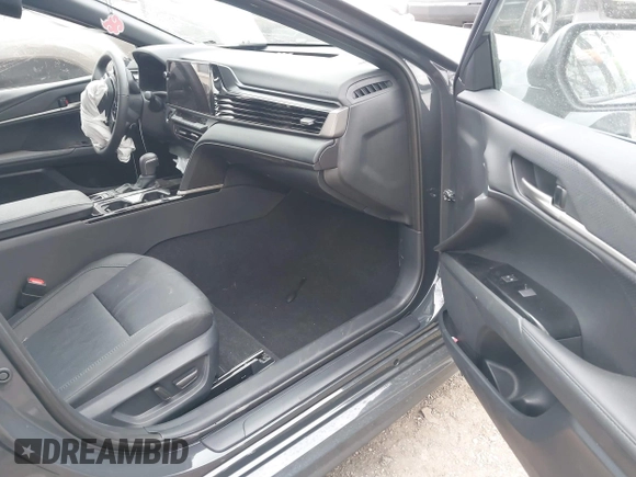 2025 Toyota Camry LE z VIN 4T1DBADK6SU509451, wystawiony jako IAAI lot #42040733 z przebiegiem 22 091 mil mil oraz . Historia ofert i sprzedaży dostępna na DreamBid. Obrazek 5.