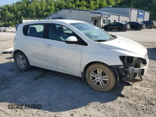 2012 Chevrolet Sonic LS z VIN 1G1JA6SH5C4208565, wystawiony jako Copart lot #56193405 z przebiegiem 53 236 mil mil oraz Szkoda całkowita • Salvage title. Historia ofert i sprzedaży dostępna na DreamBid. Obrazek 4.