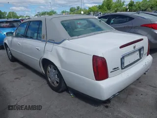 2003 Cadillac DeVille z VIN 1G6KD54Y23U221187, wystawiony jako IAAI lot #42339315 z przebiegiem 82 681 mil mil oraz . Historia ofert i sprzedaży dostępna na DreamBid. Obrazek 3.