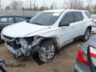 2020 Chevrolet Traverse LS z VIN 1GNERFKW7LJ258845, wystawiony jako IAAI lot #42013350 z przebiegiem 106 649 mil mil oraz . Historia ofert i sprzedaży dostępna na DreamBid. Obrazek 18.