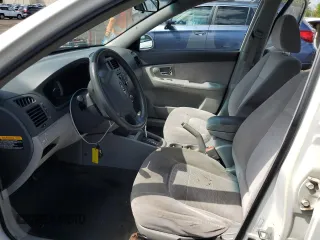 2007 Kia Spectra EX z VIN KNAFE122275474185, wystawiony jako Copart lot #55979575 z przebiegiem 122 776 mil mil oraz Szkody całkowita. Historia ofert i sprzedaży dostępna na DreamBid. Obrazek 7.