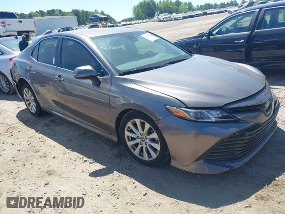 2019 Toyota Camry LE z VIN 4T1B11HK4KU797720, wystawiony jako IAAI lot #42053830 z przebiegiem 102 558 mil mil oraz . Historia ofert i sprzedaży dostępna na DreamBid. Obrazek 1.