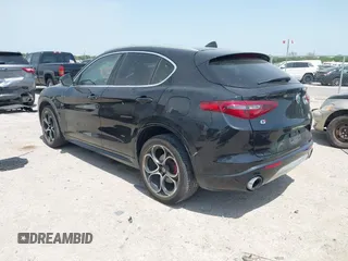 2020 Alfa Romeo Stelvio Ti z VIN ZASPAKBN8L7C95979, wystawiony jako IAAI lot #42018506 z przebiegiem 30 198 mil mil oraz . Historia ofert i sprzedaży dostępna na DreamBid. Obrazek 3.