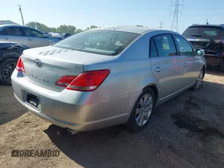 2005 Toyota Avalon XL z VIN 4T1BK36B95U050498, wystawiony jako IAAI lot #42220560 z przebiegiem 140 222 mil mil oraz . Historia ofert i sprzedaży dostępna na DreamBid. Obrazek 4.
