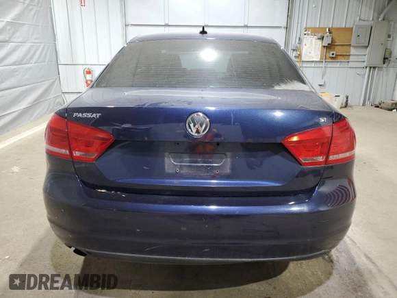 2014 Volkswagen Passat Wolfsburg Edition z VIN 1VWAT7A31EC099721, wystawiony jako Copart lot #52241945 z przebiegiem 151 115 mil mil oraz Czysty tytuł • Clean title. Historia ofert i sprzedaży dostępna na DreamBid. Obrazek 6.