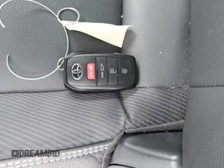 2025 Toyota Camry LE z VIN 4T1DBADK7SU513802, wystawiony jako IAAI lot #42259217 z przebiegiem 27 379 mil mil oraz . Historia ofert i sprzedaży dostępna na DreamBid. Obrazek 11.