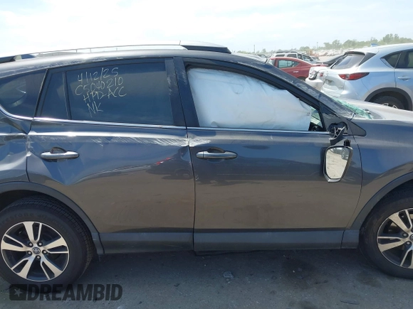2018 Toyota RAV4 XLE z VIN 2T3WFREV8JW499399, wystawiony jako IAAI lot #42038421 z przebiegiem 77 411 mil mil oraz . Historia ofert i sprzedaży dostępna na DreamBid. Obrazek 12.