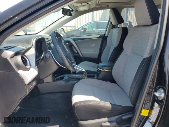2018 Toyota RAV4 XLE z VIN 2T3RFREV4JW812199, wystawiony jako Copart lot #58485725 z przebiegiem 96 576 mil mil oraz Szkoda całkowita • Salvage title. Historia ofert i sprzedaży dostępna na DreamBid. Obrazek 7.
