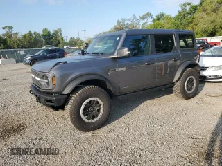 2024 Ford Bronco Badlands z VIN 1FMEE9BP4RLA21303, wystawiony jako Copart lot #53457375 z przebiegiem 13 881 mil mil oraz Szkody całkowita. Historia ofert i sprzedaży dostępna na DreamBid. Obrazek 1.