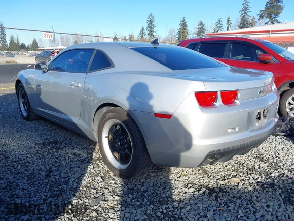 2011 Chevrolet Camaro 2LS z VIN 2G1FA1ED4B9117977, wystawiony jako IAAI lot #41570141 z przebiegiem 159 269 mil mil oraz . Historia ofert i sprzedaży dostępna na DreamBid. Obrazek 3.