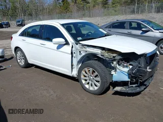 2014 Chrysler 200 Touring z VIN 1C3CCBBG5EN115346, wystawiony jako IAAI lot #41956105 z przebiegiem 128 466 mil mil oraz . Historia ofert i sprzedaży dostępna na DreamBid. Obrazek 1.