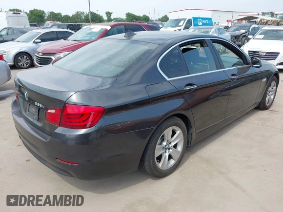 2013 BMW 5 Series 528i xDrive z VIN WBAXH5C55DD109674, wystawiony jako IAAI lot #41944084 z przebiegiem 132 074 mil mil oraz . Historia ofert i sprzedaży dostępna na DreamBid. Obrazek 4.