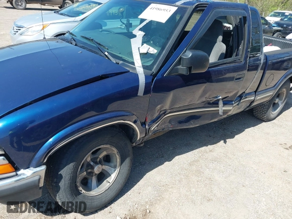 2002 Chevrolet S-10 LS with VIN 1GCCS19W328199974, listed as a IAAI auction lot 41986953 with 194,097 mi miles. Bid and sale history available at carsss.com. Image 6.
